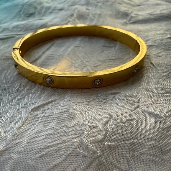 Elegant 18K Gold plated Bracelet with Crystal Accents

Stainless Steel - Picture 4 of 7